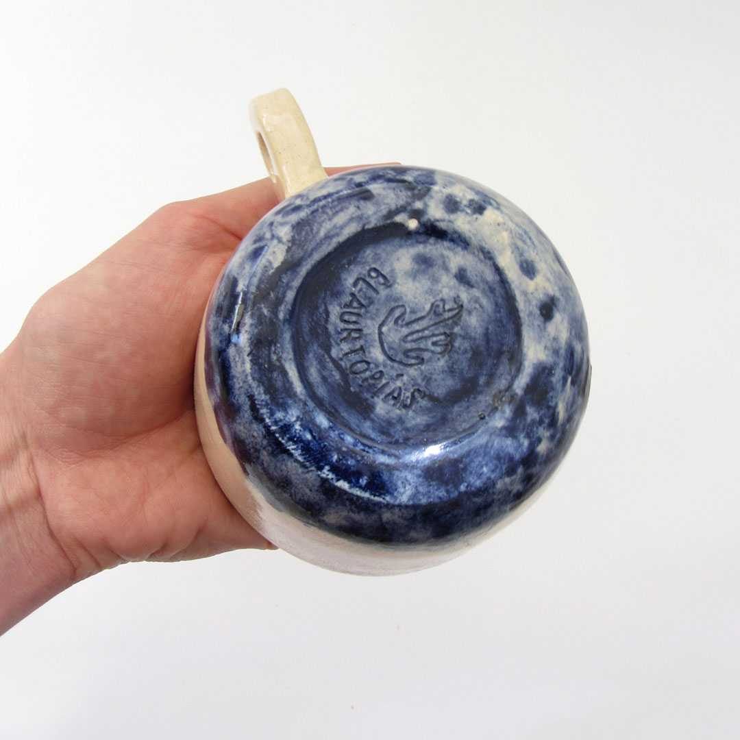 Taza cola ballena cobalto cerámica ilustrada artesanal