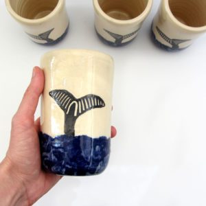 Vaso ballena cobalto cerámica ilustrada artesanía de galicia
